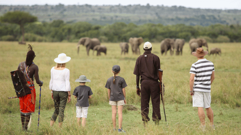 kenya-kichwa-family-walking-masaai
